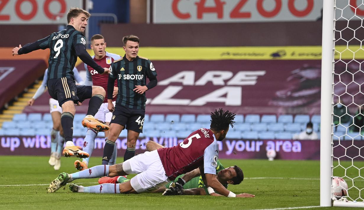 Striker Leeds United, Patrick Bamford, berusaha mencetak gol ke gawang Aston Villa pada laga lanjutan Liga Inggris di Villa Park, Sabtu (23/10/2020) dini hari WIB. Leeds United menang 3-0 atas Aston Villa. (AFP/Laurence Griffiths/pool)