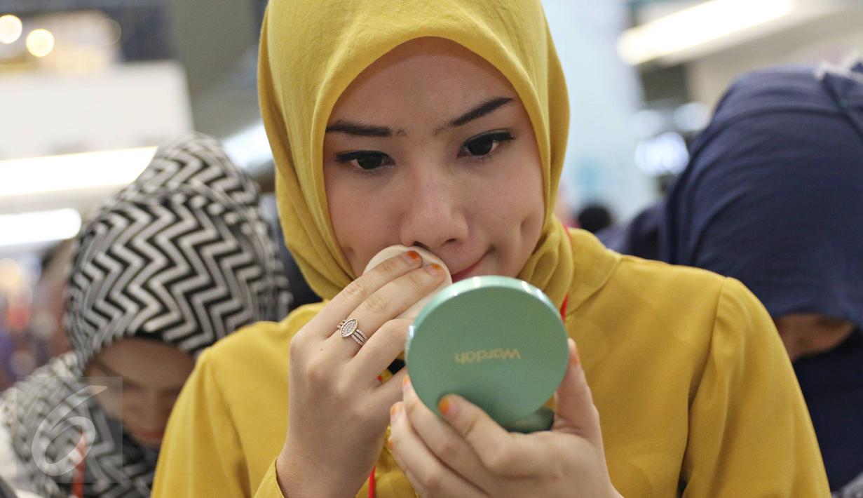 Peserta berdandan saat mengikuti audisi Putri Muslimah Indonesia 2016 di Jakarta, Minggu (24/4). Ajang tersebut diadakan untuk mencari bakat terbaik dari muslimah yang memiliki kriteria akhlak, bakat, dan cantik. (Liputan6.com/Immanuel Antonius)