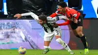 Gelandang AC Milan asal Belanda #14, Tijani Reijnders, berebut bola melawan gelandang Juventus Italia #05, Manuel Locatelli, pada pertandingan semifinal Supercoppa Italiana&nbsp;antara Juventus dan AC Milan di Taman Al-Awwal di Riyadh, Sabtu dini hari WIB (4-1-2025). (Fayez NURELDINE/AFP)