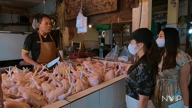 Nikita Willy dan Winona belanja di pasar tradisional. (Foto: YouTube/Nikita Willy Official)