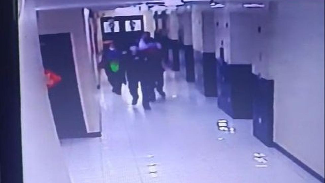 Polisi akhirnya menemukan riwayat pekerjaan satu keluarga tewas bunuh diri lompat dari lantai 22 apartemen Teluk Intan Tower Topaz, Penjaringan, Jakarta Utara.<br>
