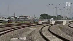 Kereta Rel Listrik (KRL) melintas di area pembangunan Depo kereta Cipinang, di Jakarta, Kamis (10/5). Depo yang nantinya sebagai tempat perawatan dan pemeriksaan kereta tersebut sudah mencapai titik rampung. (Merdeka.com/Iqbal S. Nugroho)