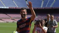 Arda Turan saat diperkenalkan Barcelona kepada fans (LLUIS GENE / AFP)