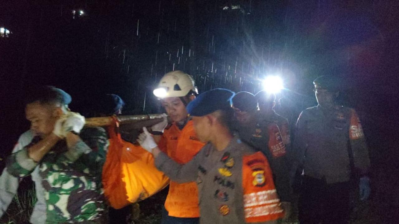 Tim SAR gabungan akhirnya menemukan dua korban tanah longsor di Desa Palangka, Kecamatan Makale Selatan, Kabupaten Tana Toraja, Senin (15/4).<br>