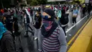 Demonstran anti pemerintah berbaris  dan memblokir jalan di Caracas, Venezuela, Kamis (13/4). Saat ini, Venezuela sedang menghadapi situasi krisis kemanusiaan akibat anjloknya stabilitas ekonomi. (AP Photo / Ariana Cubillos)