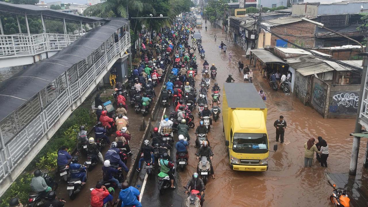 FOTO: Ratusan Pemotor Antre Menembus Banjir di Jalan Daan Mogot Jakbar