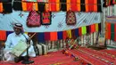 Seorang pria memainkan alat musik khas arab saat Pameran Budaya Arab Saudi yang digelar di Museum Nasional, Jakarta, Minggu, (27/3). Arab Saudi memperkenalkan beragam kebudayaan khas negara Timur Tengah. (Liputan6.com/Faisal R Syam) 