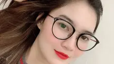 Nama Nella Kharisma kini makin terkenal berkat lagu-lagu hitsnya seperti "Jaran Goyang" dan "Konco Mesra". Nella kerap membagikan potretnya ketika berkacamata. Gaya Nella Kharisma berkacamata ini membuatnya nampak manis dan menawan (Liputan6.com/IG/@nellakharisma)