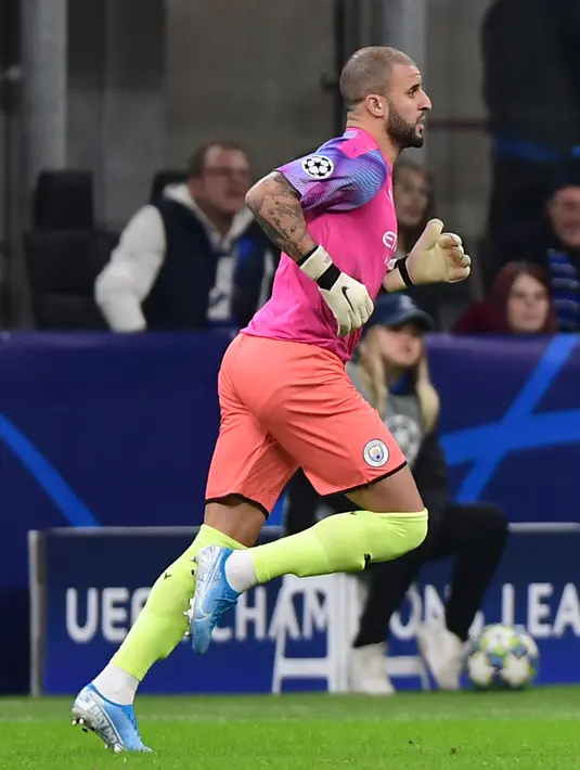Bek Manchester City Kyle Walker saat dipercaya menjadi kiper melawan Atalanta pada Grup C Liga Champions di stadion San Siro, Milan, Italia (6/11/2019). Walker yang berposisi bek mengantikan kiper Claudio Bravo yang mendapat kartu merah. (AFP Photo/Miguel Medina)