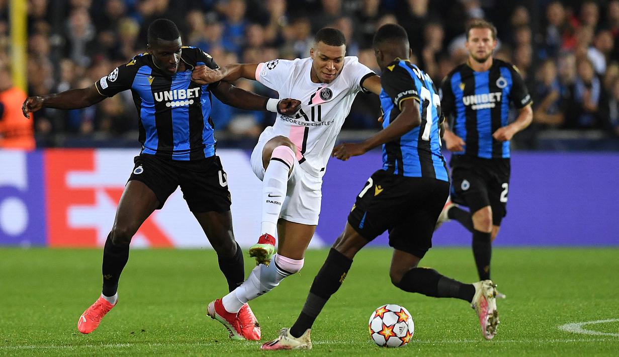 Pada menit ke-23 giliran Kylian Mbappe yang berpeluang mencetak gol. Namun tembakannya usai menerima umpan Lionel Messi masih dapat dihalau kiper Brugge, Simon Mignolet. (Foto: AFP/John Thys)