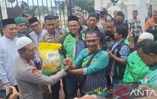 Tahukah Anda? Polda Aceh Berbagi Beras 5 Kg untuk Ojol Usai Shalat Ghaib di Masjid Raya