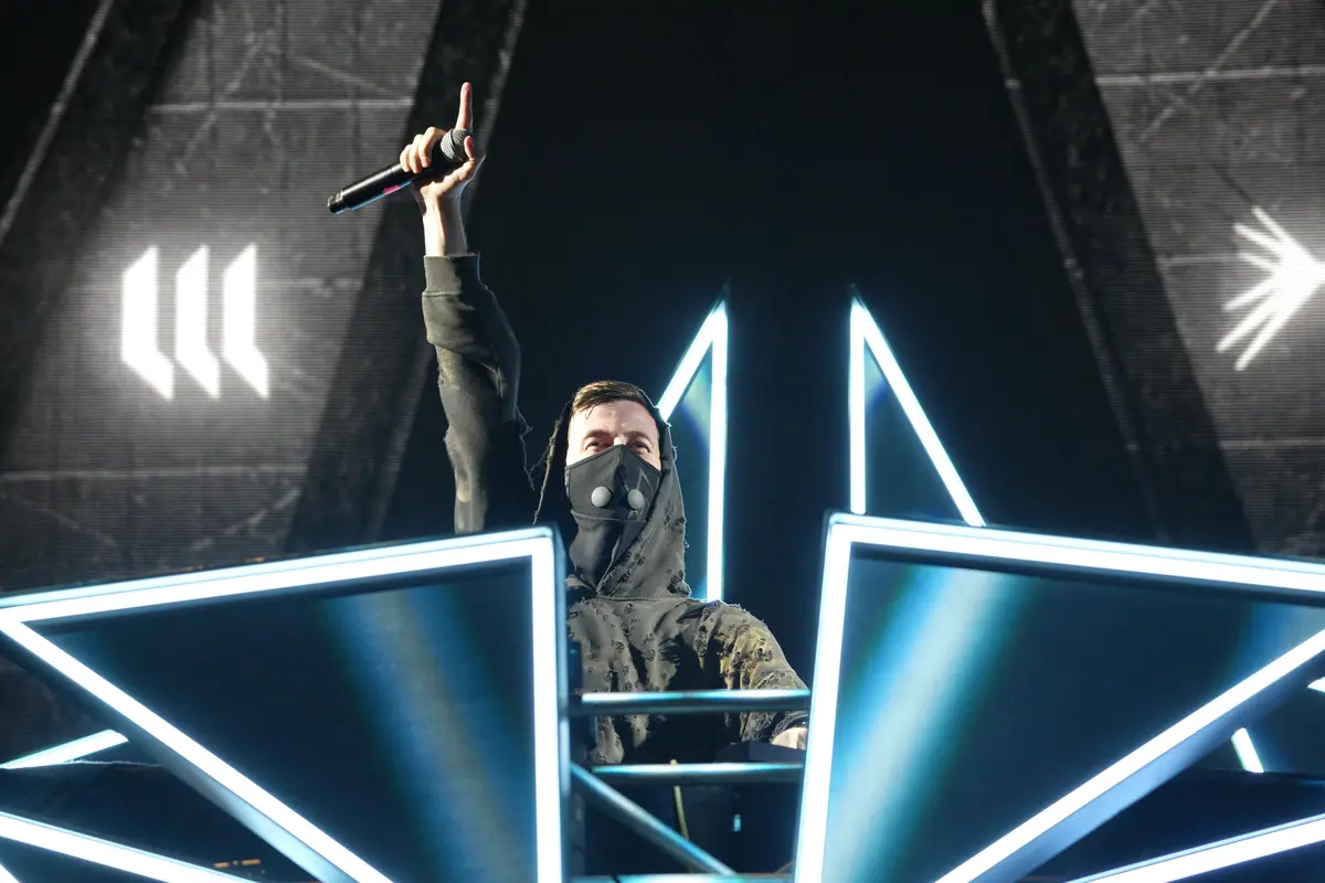 Walker World Southeast Asia Tour Part 1 (Dok. Publisis)