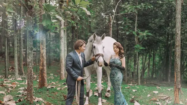 Gaya Pemotretan Jordi Onsu dan Frislly Herlind Bersanding Dengan Kuda. (Sumber: Instagram/fdphotography90)