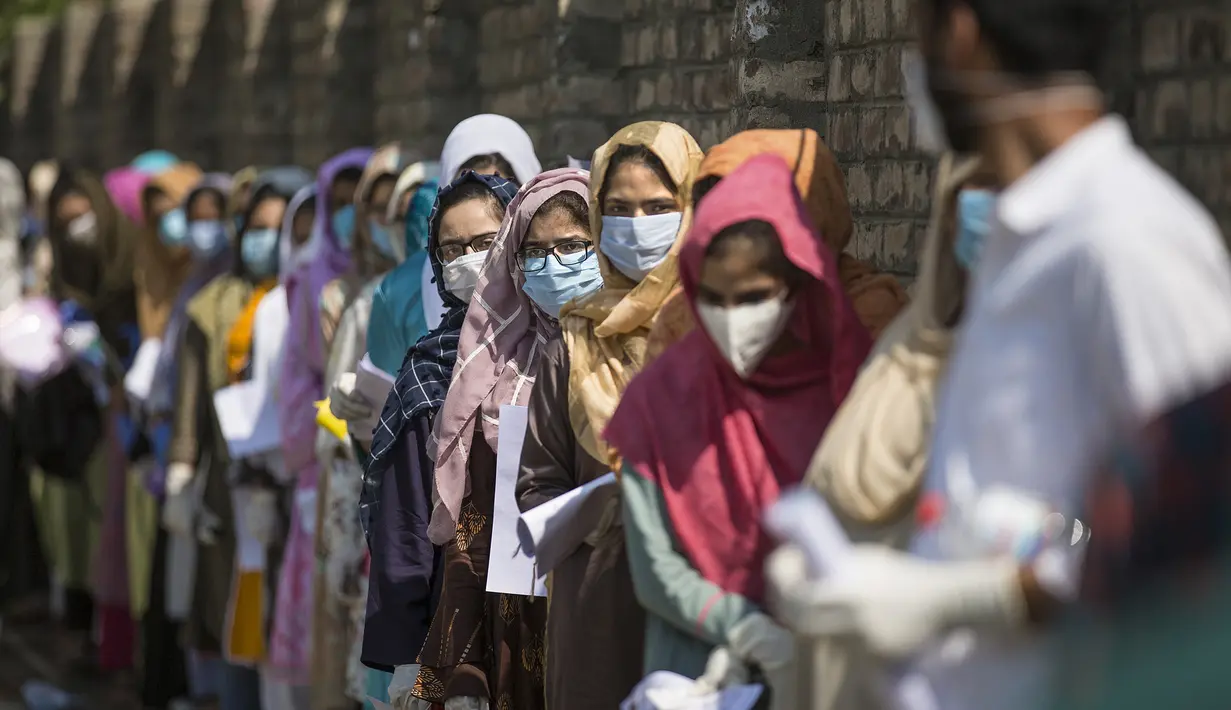Para pelajar berbaris di luar lokasi ujian kelayakan yang digelar untuk menyeleksi peserta program sarjana medis di Srinagar, ibu kota musim panas Kashmir yang dikuasai India, pada 13 September 2020. (Xinhua/Javed Dar)