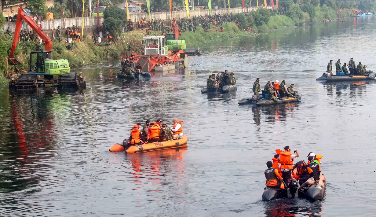 Ratusan personel gabungan TNI/ POLRI dan petugas penanganan prasarana dan sarana umum (PPSU) mengangkat sampah liar di Kanal Banjir Barat kawasan RPTRA Kalijodoh Jakarta, Sabtu , 15 Agustus 2026. (KLY/ Arie Basuki).