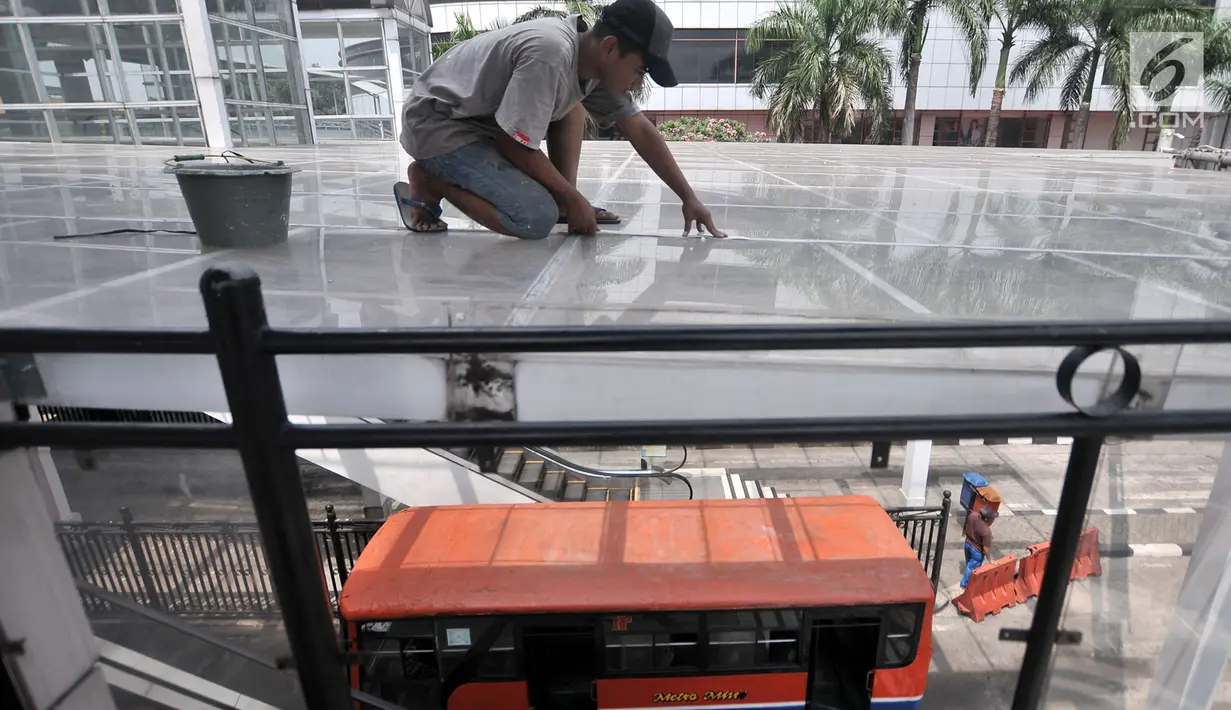Pekerja menyelesaikan renovasi bagian atap di Terminal Manggarai, Jakarta, Selasa (4/9). Dinas Perhubungan DKI mulai merenovasi sarana dan prasarana di Terminal Manggarai setelah berbulan-bulan rusak dan terbengkalai. (Merdeka.com/Iqbal S Nugroho)