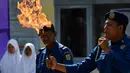 Petugas pemadam kebakaran mengajarkan para siswa cara memadamkan api, Banda Aceh, Senin (11/11/2019). Sebanyak 439 pelajar mendapat pembekalan cara pencegahan pemadaman api akibat kebakaran dari petugas Dinas Pemadam Kebakaran dan Penyelamatan Kota Banda Aceh. (CHAIDEER MAHYUDDIN/AFP)