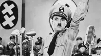 Charlie Chaplin meniru Hitler dalam filmnya berjudul 'The Great Dictator' tahun 1940 (AP)