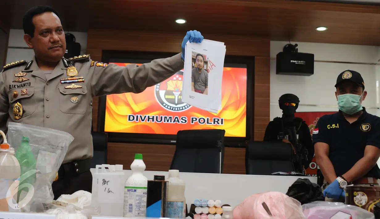 Kepala Biro Penmas Mabes Polri Kombes Pol Rikwanto (kiri) menunjukkan foto terduga teroris Majalengka saat rilis di Jakarta, Jumat (25/11). Tim Densus 88 menahan satu orang terduga teroris berikut bahan racikan bom. (Liputan6.com/Helmi Fithriansyah)