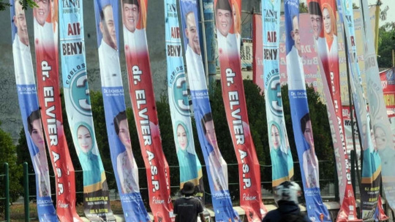 Baliho calon Wali Kota Tangsel mulai bertebaran di pinggir jalan