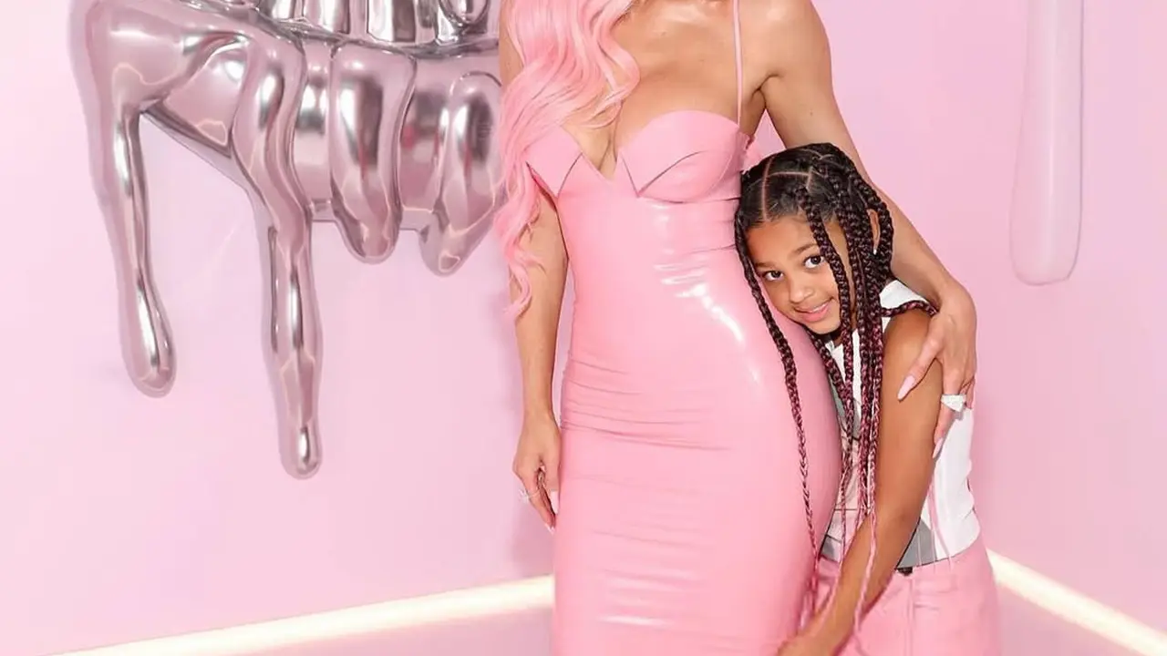 Kompak Bak Barbie, Kylie Jenner dan Stormi Webster Tampil Serba Pink di Ulang Tahun ke-10 Kylie Cosmetics