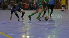 Pemain Timnas Futsal Indonesia, Reza Yamani (tengah) mencoba melewati para pemain BJL 2000 pada laga Uji Coba di Lapangan Futsal Tifosi Sport Center, Jakarta, (14/1/2017). Timnas menang 7-5. (Bola.com/Nicklas Hanoatubun)
