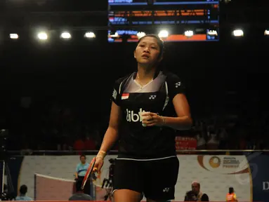 Pebulutangkis putri Indonesia, Lindaweni Fanetri harus mengakui ketangguhan Nichaon Jindapon (Thailand) saat bertanding di ajang Indonesia Open 2014 di Jakarta, (18/6/2014). (Liputan6.com/Helmi Fithriansyah)