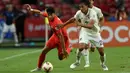 Irfan Fandi merupakan pemain Timnas Singapura di Piala AFF 2022. Ia merupakan anak dari pesepak bola legendaris Fandi Ahmad. Fandi kini bermain di klub Thailand BG Pathum United. Ia tercatat memiliki nilai pasar sebesar 500 ribu euro atau Rp8,69. Pria 25 tahun itu tercatat telah mencetak 1 gol dan 1 assist dalam 45 penampilannya sejak debut pada 2016 silam. (AFP/Roslan Rahman)