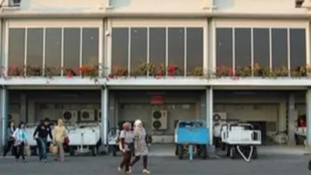 Presiden Joko Widodo memerintahkan penerbangan komersial jet dari Bandara Husein Sastranegara, Bandung dipindah ke Bandara Kertajati, Majalengka.