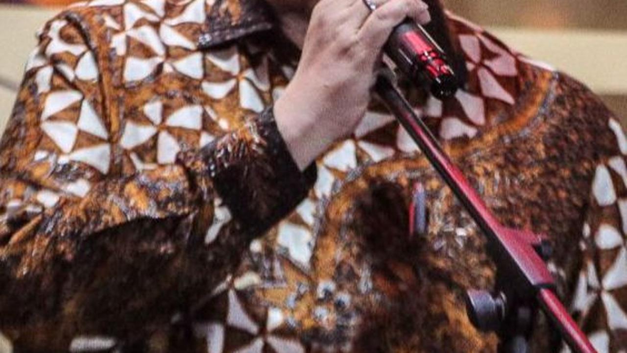 Airlangga diperiksa terkait kasus dugaan tindak pidana korupsi pemberian fasilitas ekspor Crude Palm Oil (CPO) dan turunannya di industri kelapa sawit periode Januari 2022 hingga April 2022.
( Liputan6.com/Faizal Fanani )