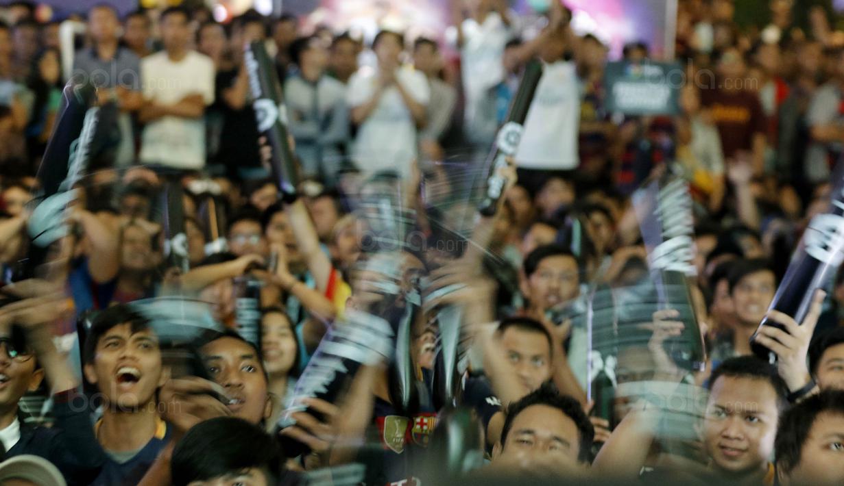 Suporter Barcelona merayakan kemenangan atas Real Madrid saat nobar di Summarecon Mal Serpong, Sabtu (23/12/2017). Barcelona menang 3-0 atas Real Madrid. (Bola.com/M Iqbal Ichsan)