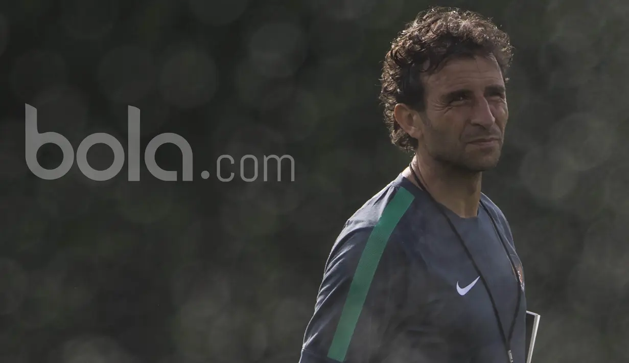 Pelatih Timnas Indonesia, Luis Milla, mengamati latihan anak asuhnya. Rencananya Timnas U-22 akan melakoni laga uji coba melawan Persija Jakarta pada Rabu (5/4/2017) mendatang. (Bola.com/Vitalis Yogi Trisna)