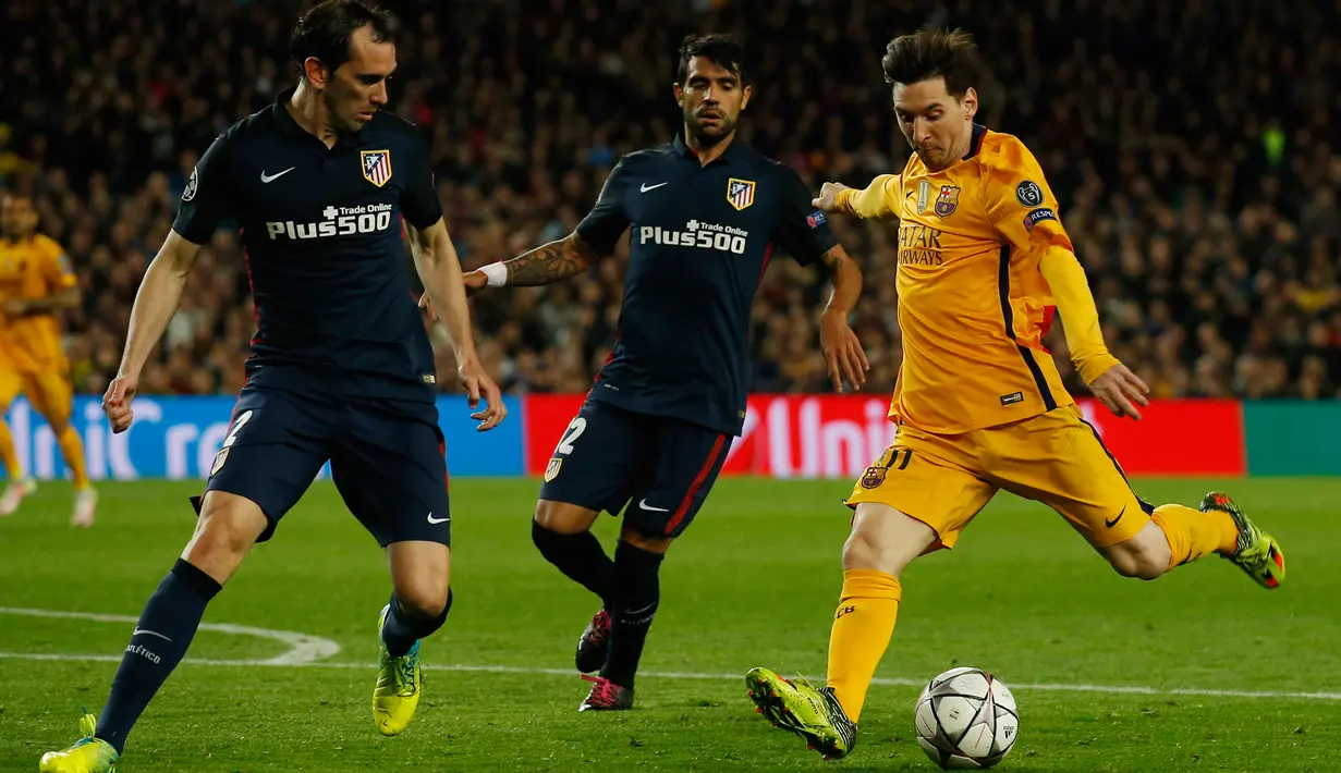 Penyerang Barcelona, Lionel Messi (kanan) berusaha melewati dua pemain bek Atletico Madrid pada leg pertama perempat final Liga Champions di Camp Nou, Spanyol (6/4). Barcelona menang atas Atletico Madrid dengan skor 2-1. (Reuters/Albert Gea)