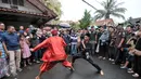 Jawara Betawi Palang Pintu saat menyambut kedatangan Calon Gubernur DKI Jakarta, Agus Harimurti Yudhoyono melihat tempat produksi tahu di kawasan Tegal Parang, Mampang Prapatan, Jakarta Selatan, Rabu (14/12). (Liputan6.com/Yoppy Renato)