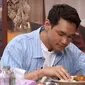 Afgan Syahreza saat makan Nasi Padang di podcast Deddy Corbuzier. (Dok: YouTube Deddy Corbuzier)