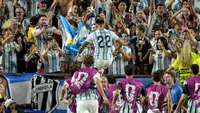 Penyerang Argentina #22, Lautaro Martinez, merayakan gol ketiga timnya selama pertandingan perempat final turnamen Piala Dunia 2026 antara Argentina dan Swiss di Stadion Kansas City di Kansas City pada 12 Juli 2026. (JUAN MABROMATA/AFP)