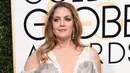 Aktris Drew Barrymore turut memeriahkan karpet merah Golden Globe Awards 2017 di California, Minggu (8/1). Gaun berleher rendah nuansa metalik rancangan dari Monique Lhuillier menjadi pilihan Drew Barrymore.  (Photo by Jordan Strauss/Invision/AP)