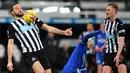 Striker Newcastle United, Andy Carroll mengontrol bola dalam laga lanjutan Liga Inggris 2020/21 pekan ke-17 melawan Leicester City di St James' Park, Minggu (3/1/2021). Newcastle United kalah 1-2 dari Leicester City. (AFP/Paul Ellis/Pool)