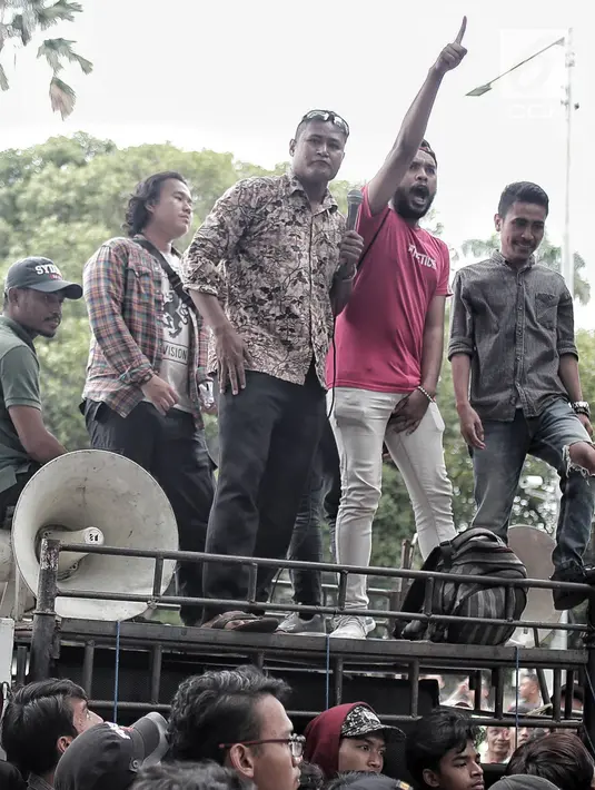 Sejumlah massa menggelar Aksi Bela OSO di depan Gedung KPU, Jakarta, Rabu (16/1). KPU memutuskan untuk tetap tak memasukan nama Oesman Sapta Odang (OSO) ke daftar calon tetap (DCT) anggota DPD Pemilu 2019. (Liputan6.com/Faizal Fanani)