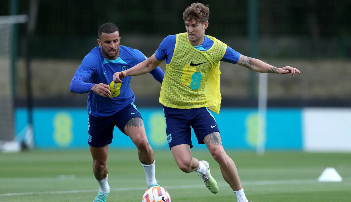 Dua pemain Manchester City, Kyle Walker (kiri) dan John Stones saat menjalani sesi latihan bersama Timnas Inggris di pusat latihan Manchester United, Carrington Training Ground, Manchester (17/6/2023) sebagai persiapan menghadapi Makedonia Utara pada laga Grup C Kualifikasi Euro 2024. (FB/England Football Team)