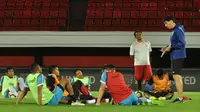 Pelatih Arema, Milan Petrovic, memberikan arahan kepada pemain. (Bola.com/Iwan Setiawan)