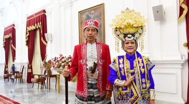Presiden Joko Widodo atau Jokowi dan Ibu Negara Iriana memakai baju adat Buton, Sulawesi Tenggara dalam Upacara Peringatan HUT ke-77 Kemerdekaan RI di Istana Merdeka Jakarta, Rabu (17/8/2022).