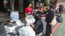 Tim ini juga akan bertugas selama satu bulan atau hingga situasi kondusif. Tampak dalam foto, relawan Partai Demokrasi Indonesia Perjuangan (PDIP) bersiap mengangkut bantuan untuk korban terdampak bencana Sumatera di halaman Sekolah Partai PDIP, Lenteng Agung, Jakarta Selatan, Senin (29/12/2025). (merdeka.com/Arie Basuki)