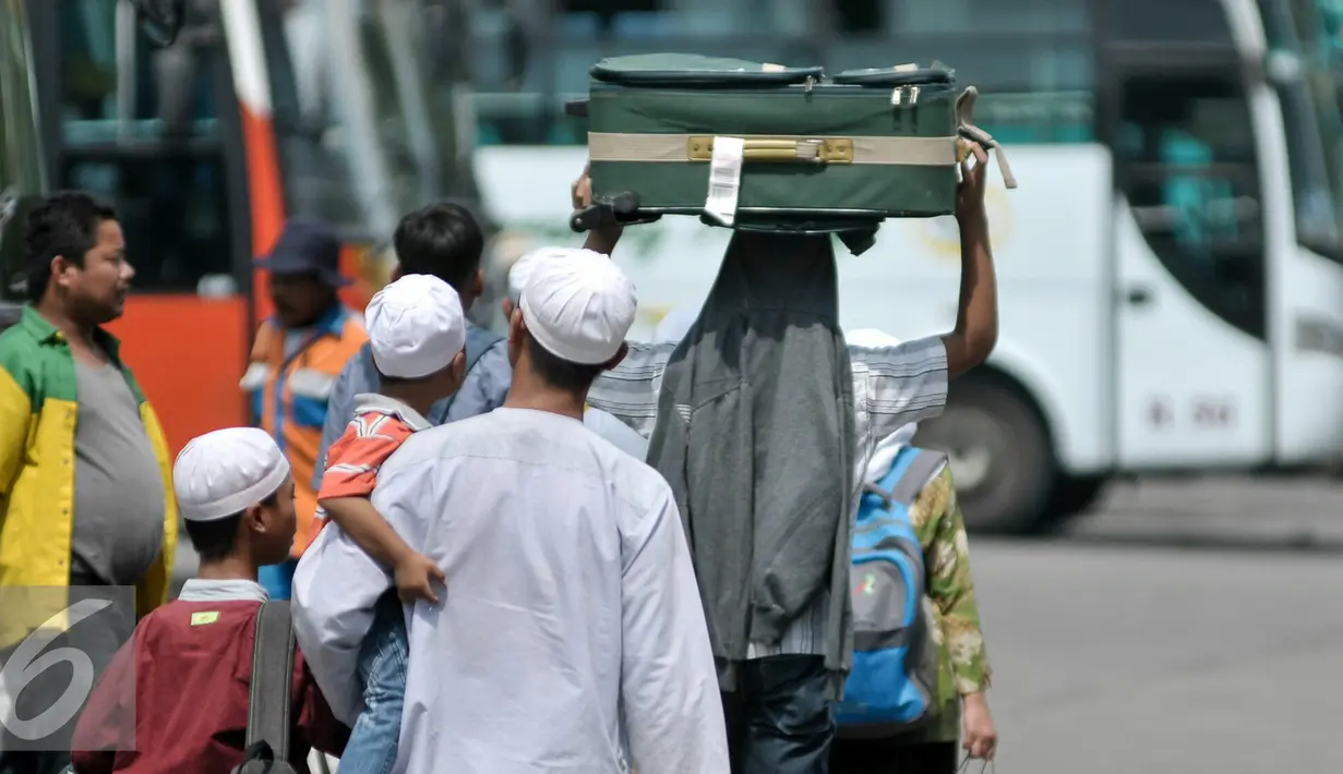 Pemudik memikul barang bawaannya saat tiba di Terminal Kampung Rambutan, Jakarta Timur, Sabtu (9/7). Puncak arus balik Lebaran diprediksi terjadi pada Sabtu- Minggu (9-10) Juli 2016. (Liputan6.com/Yoppy Renato)