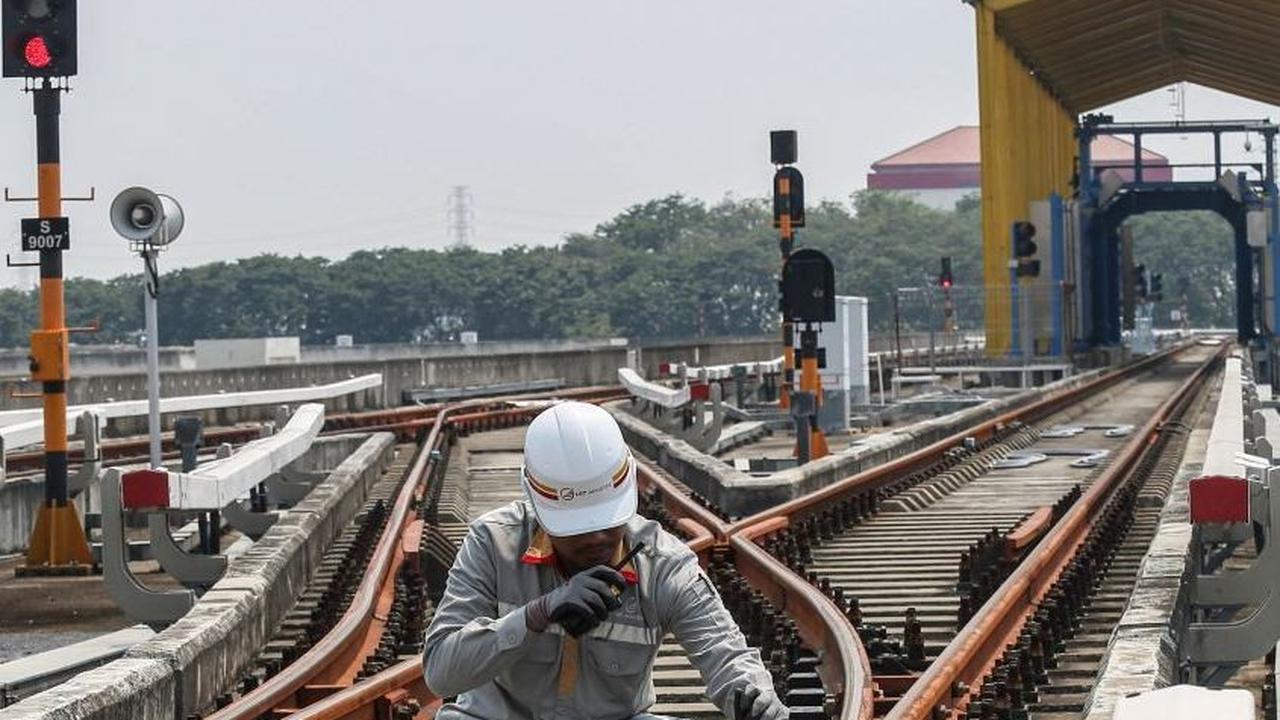 LRT Jakarta menggunakan jalur rel yang relatif lebih lebar dibandingkan jalur kereta pada umumnya di Indonesia yakni 1435 mm, yang dikenal dengan standard gauge. Foto: Liputan6.com / Angga Yuniar