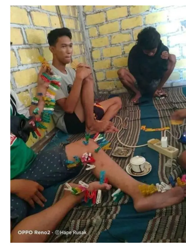 6 Potret Aksi Kocak Orang saat Dapat Hukuman Ini Bikin Ketawa Geli