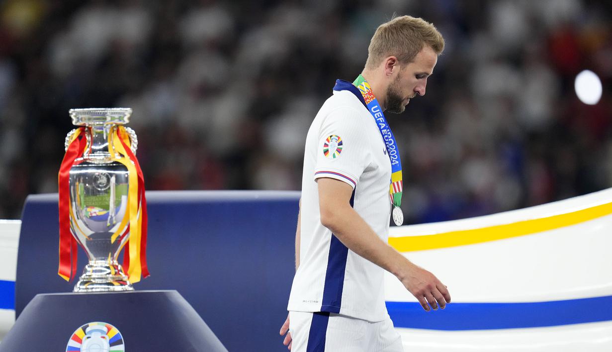 Harry Kane kembali ditimpa nasib sial setelah dirinya bersama Timnas Inggris kembali gagal menang pada partai final Piala Eropa, Senin (15/07/2024) WIB. The Three Lions kalah dari Spanyol dengan skor 1-2. Padahal ini merupakan kesempatan kedua Kane, setelah pada edisi yang sebelumnya juga berhasil melaju hingga babak final. Sayangnya, kala itu Inggris takluk dari Italia melalui babak adu penalti. Sejauh ini, pemain 30 tahun tersebut telah melewatkan 6 trofi di partai final, baik saat bersama klub hingga berseragam timnas. (AP Photo/Manu Fernandez)