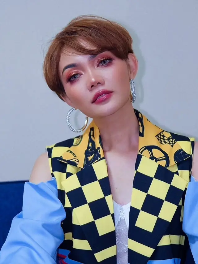 6 Potret Transformasi Rina Nose dari Remaja hingga Kini, Berhijab Bikin Pangling