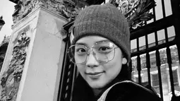 Pemilik nama asli Kim Jisoo ini membagikan foto dengan tampilan wajah polos tanpa makeup yang dibingkai dengan kacamata. (FOTO: instagram.com/sooyaaa__/)
