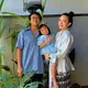 Dhea Ananda tampil mengenakan atasan kebaya baby blue dipadukan bawahan kain hitam bergambar ayam. [@dea_ananda]
